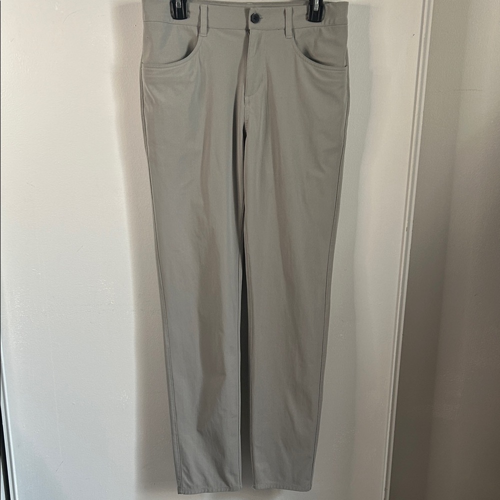 Vuori Men's Slim Straight Athleisure Performance Chino Pants in Light Gray